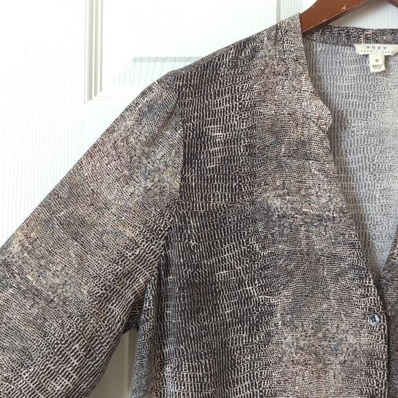Soft Joie Dane Snakeskin Printed Long Roll Tab Sleeve V-neck Button Down Shirt S - Picture 4 of 14